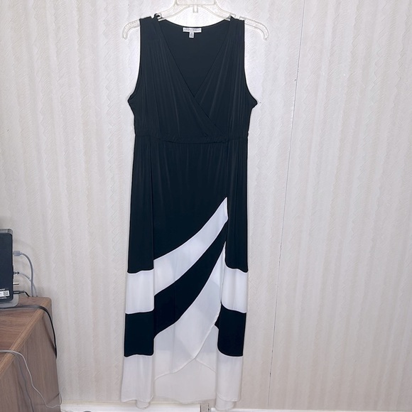 SANDRA DARREN Black White
Striped Layered Round Hem Sleeveless
Maxi Dress 8 - Picture 4 of 10